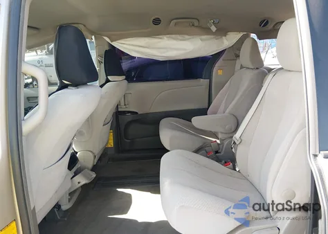 2012 Toyota Sienna Le V6 8 Passenger z USA, uszkodzony, nr VIN 5TDKK3DC7CS267632